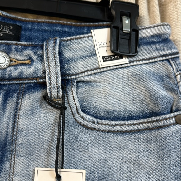 Judy Blue HW fray hem cut off dad shorts. Front rise 11” inseam 4.5” 15250 - Picture 3 of 7